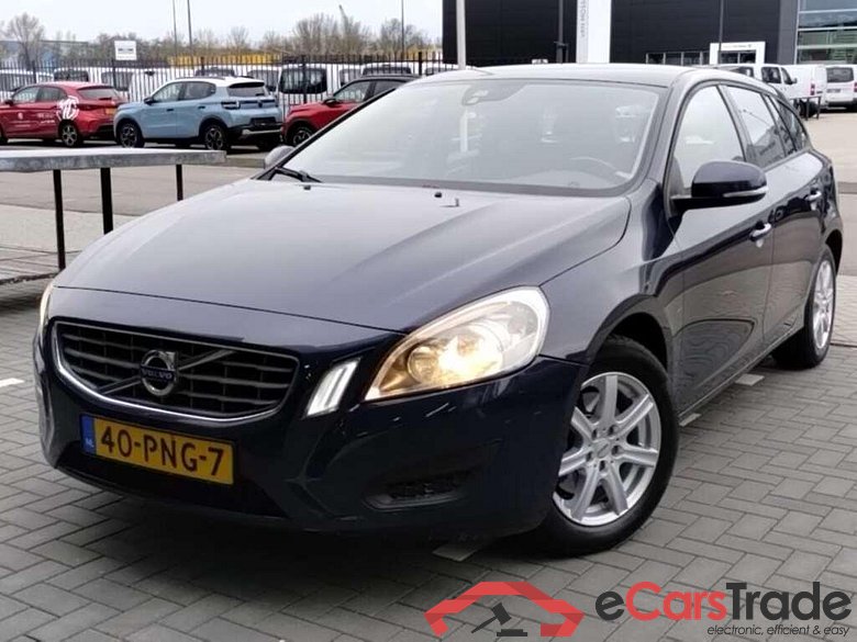 VOLVO V60 2.0 D3 Kinetic #1