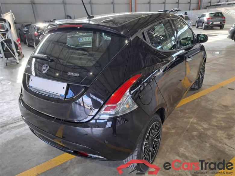 Lancia HYBRID GOLD LANCIA YPSILON ECOCHIC / 2015 / 5P / BERLINA 1.0 70CV FIREFLY HYBRID SeS GOLD #2