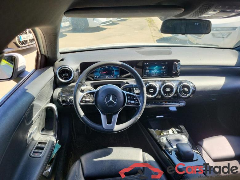 Mercedes A 180 d MERCEDES-BENZ Clase A / 2018 / 5P / berlina con portón A 180 d #3