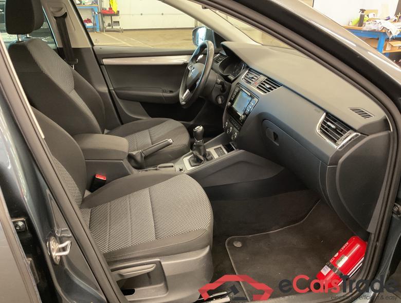 SKODA Octavia Combi OCT.COM GL AMB TD81/1.6 M6F #6