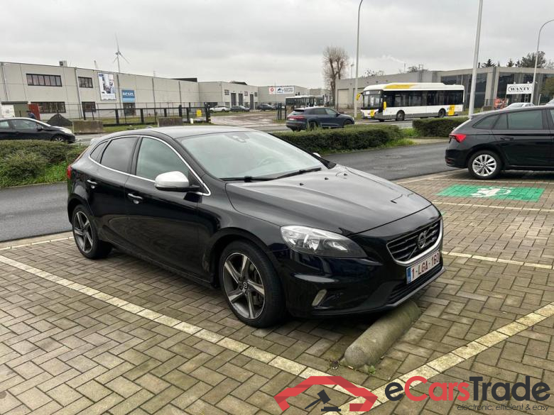 VOLVO V40 2.0 D3 Momentum R-Design Geartronic