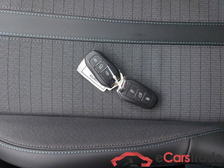 PEUGEOT E-2008 50 kWh Allure 5d #4