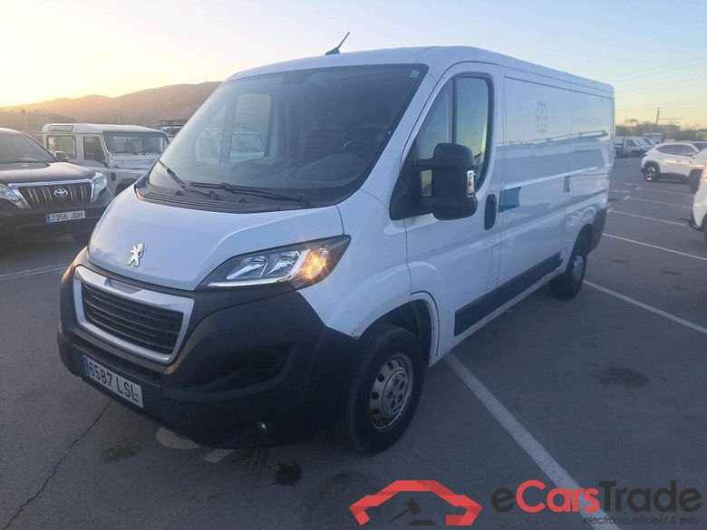 PEUGEOT Boxer / 2014 / 4P / furgón 333 L2 H1 BHDI 103kW (140CV) S&S 6 V. M (AC)