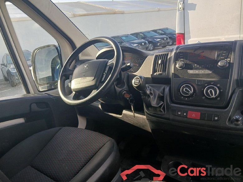 PEUGEOT Boxer / 2014 / 4P / furgón 330 L1 H1 BHDI 103kW (140CV) S&S 6 V M (CX) #3