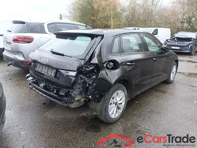 Audi A3 Sportback 1.4 40 TFSI e Attraction 5d !! Damaged car !! #2