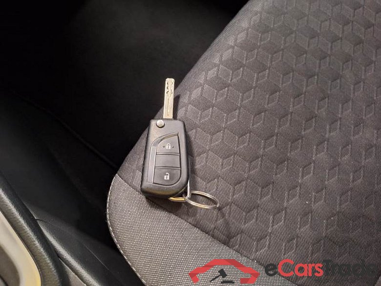 TOYOTA YARIS / 2020 / 5P / BERLINA HYBRID BUSINESS MY21 #6