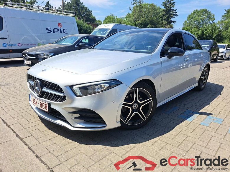 MERCEDES - MER A BERLINE 180 136PK Business Solution AMG & Smartphone Integration & Pano Roof & Trailer Towing Hook  * PETROL *