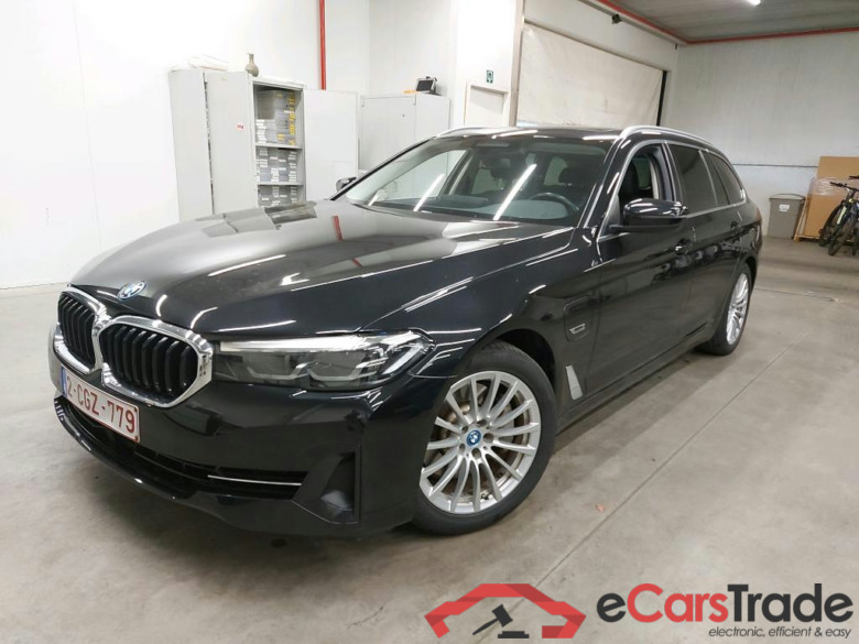 BMW - BMW 5 TOURING 530e 292PK Pack Comfort Plus With Dakota Leather & Active Cruise Control & Parking Assistant & Trailer Hook & Sunroof #1