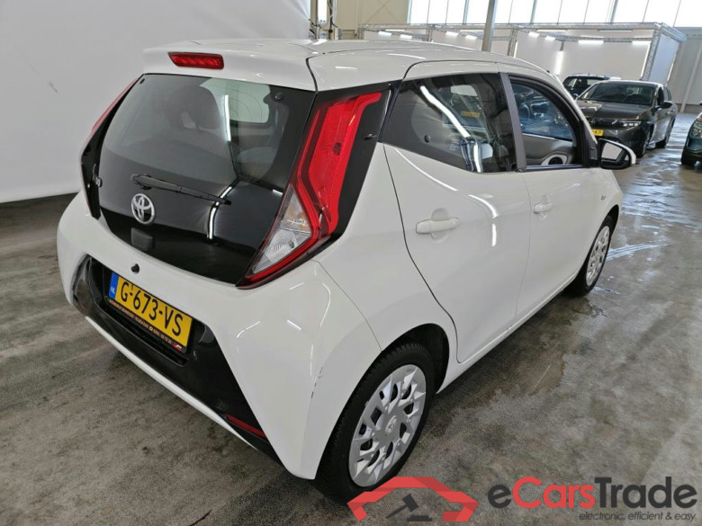 Toyota AYGO 1.0 VVT-i x-play 5d #2